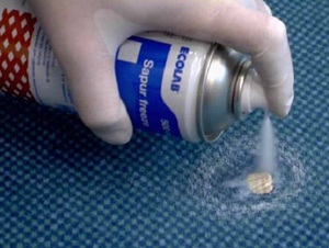 Существуют специальные спреи, которые замораживают одежду и помогают удалить жвачку.